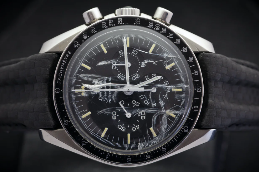 Wie sich ein europäischer Astronaut mit einer von der NASA herausgegebenen Omega replica Speedmaster + zum Anfassen mit einer echten Weltraumuhr befand