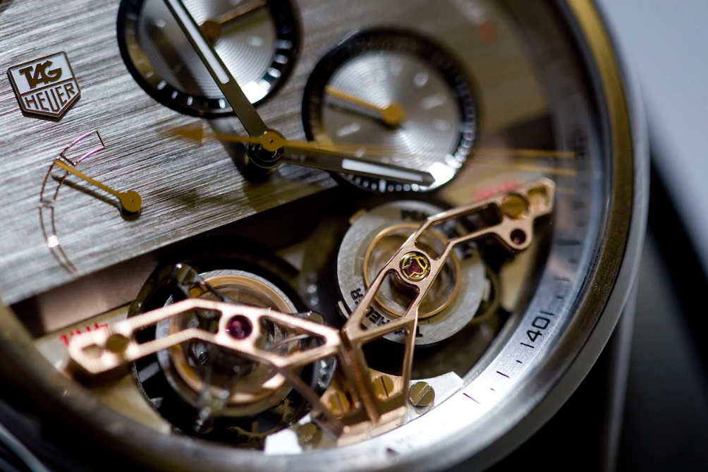 Das Tag Heuer replica MikroPendel mit zwei magnetischen Tourbillons und ohne Spiralen